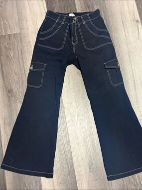 Black Wide-Leg Cargo Jeans with Contrast Stitching